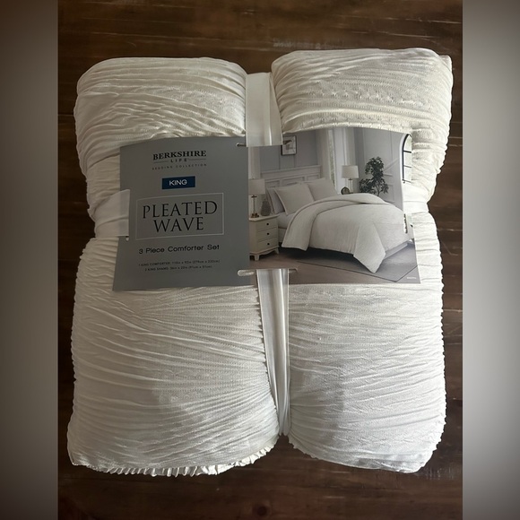 Berkshire Life Bedding Collection Pleated Wave 3-piece Comforter Set Brand New - Picture 1 of 10